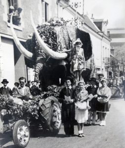« Le Mammouth », char de carnaval réalisé par les habitants de Marolles en 1950, sur les plans de Jean Touret
